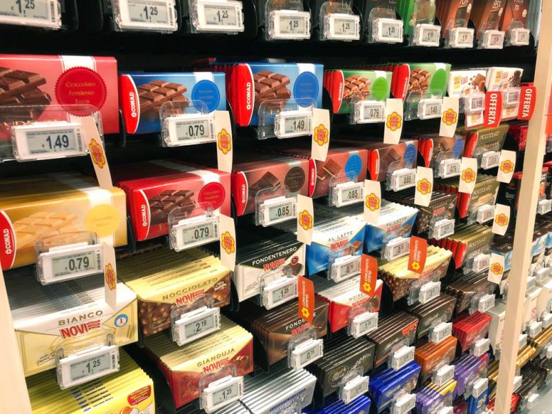 etichette elettroniche supermercato scaffale tavolette cioccolato