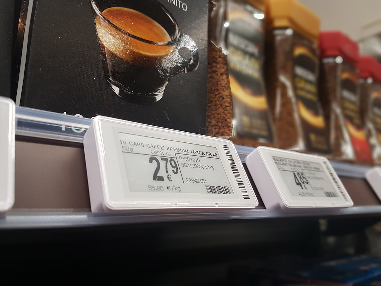 etichette elettroniche su scaffale caffè supermercato