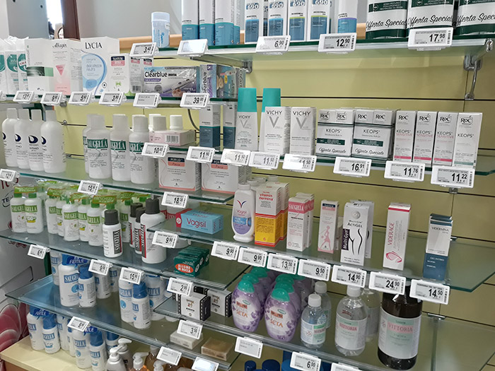 scaffali farmacia con etichette elettroniche