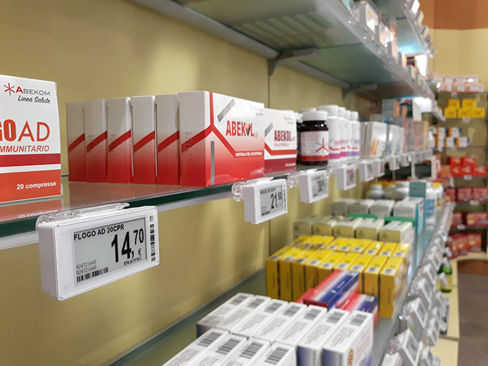 etichette elettroniche su scaffali farmacia